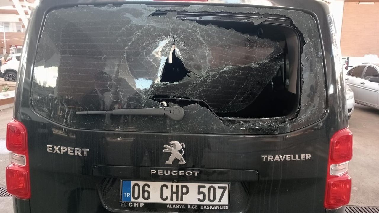 CHP Alanya Yönetim Kurulu üyelerinin bulunduğu araca saldırıldı 