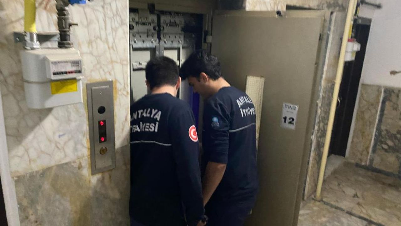 Kurye 14 katlı binanın asansöründe mahsur kaldı