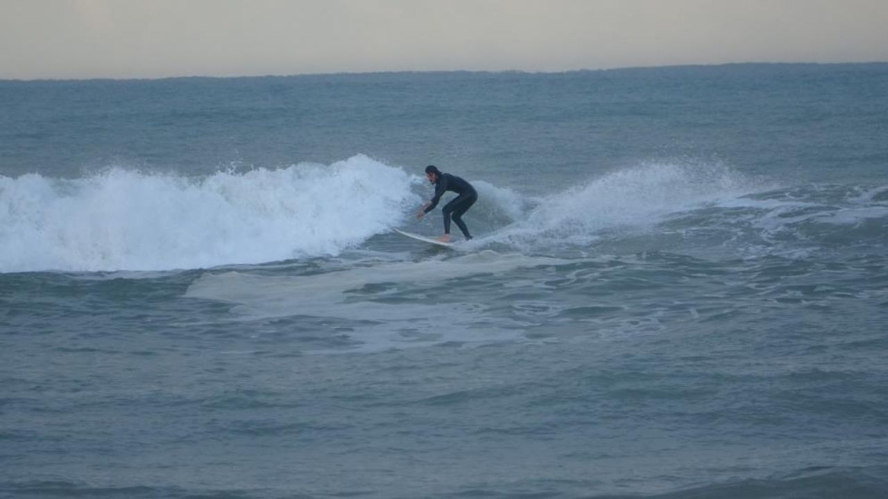 Dev dalgaları takip eden sörfçüler yarın Alanya'da olacak