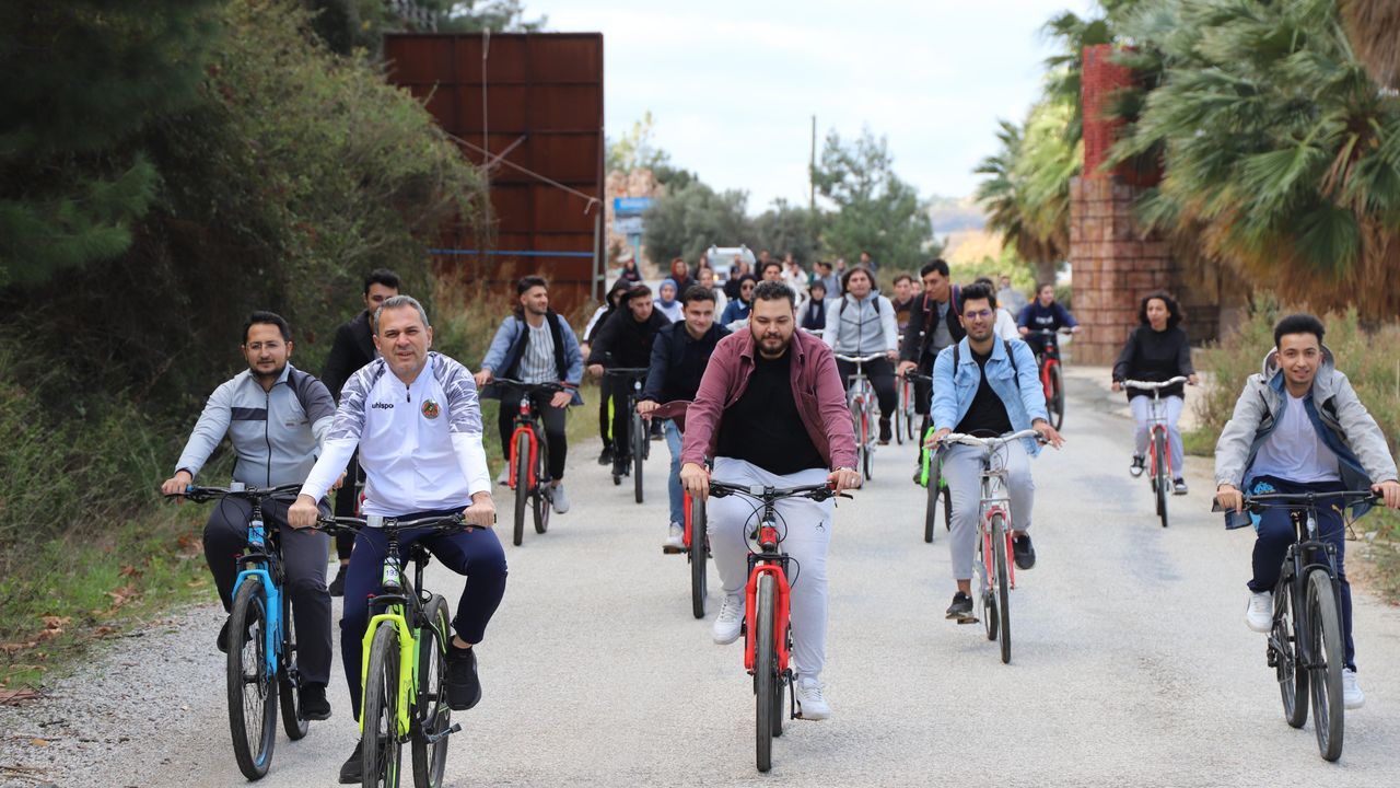 Mehmet Şarani Tavlı üniversite öğrencileriyle pedal çevirdi