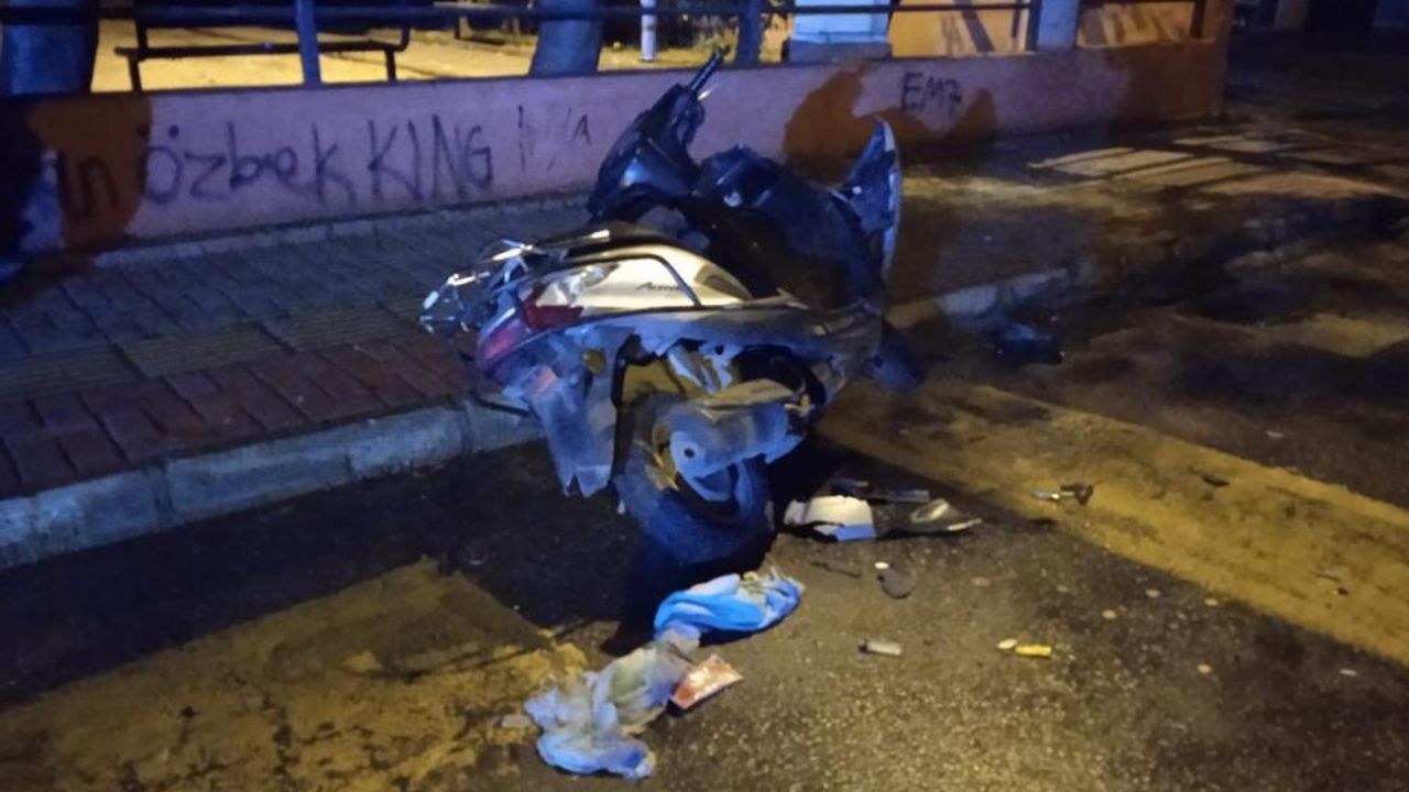 Alanya’da park halindeki motosiklet satırla parçalandı
