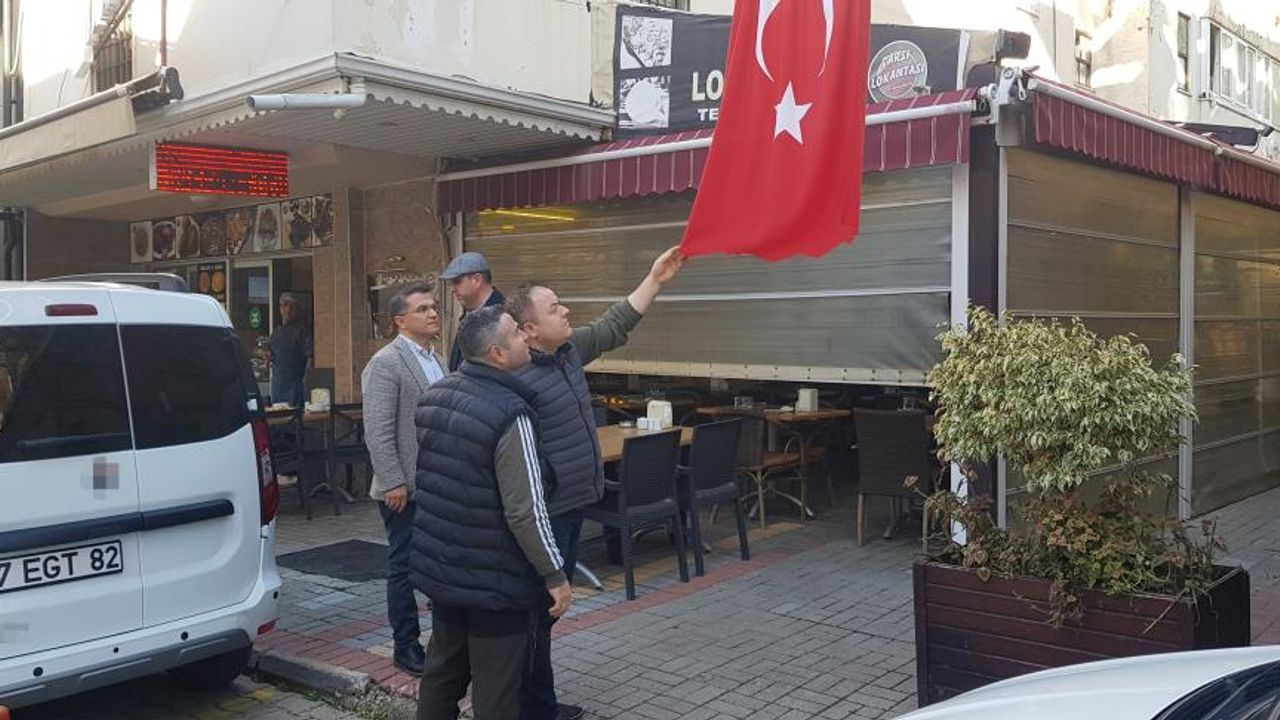 Alanya’da Türk bayrağını bıçakla kesen şahıs, güvenlik kameralarına yakalandı