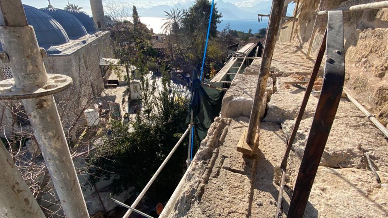 Antalya'da Saat Kulesi'nde, Roma Dönemine ait blokta Yunanca harf çıktı