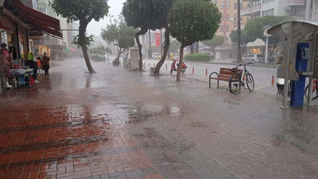 Alanya’da sağanak yağış etkili oldu