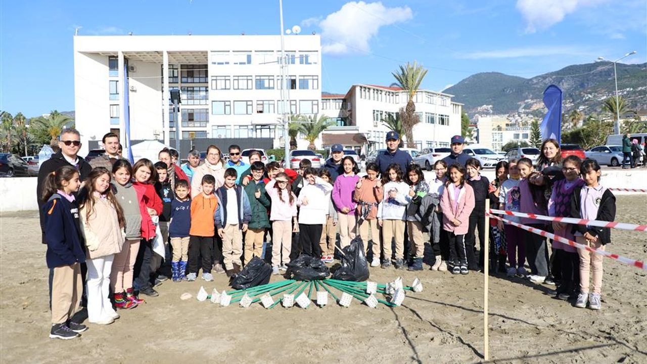Öğrenciler Galip Dere Halk Plajı'nda çöpleri kategorize etti