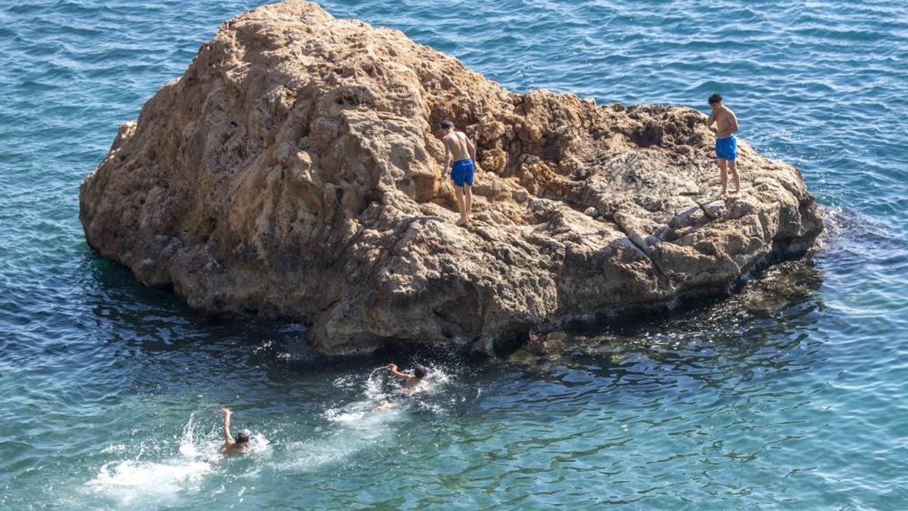 Sıcaklık 20 dereceye ulaştı, çok sayıda kişi Akdeniz'in mavi sularında kulaç attı