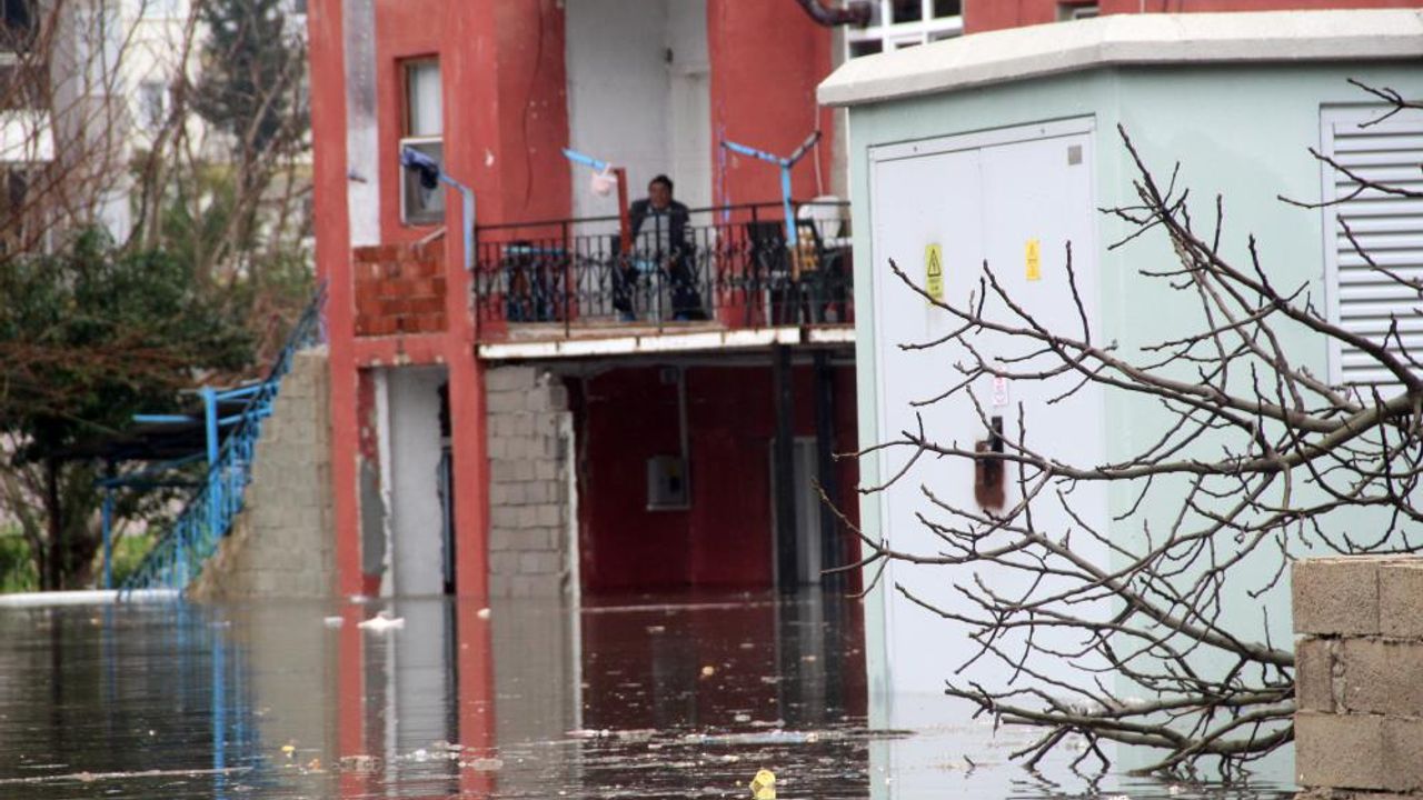 Sular altında kalan mahallede vatandaşlar korku dolu anlar yaşadı!