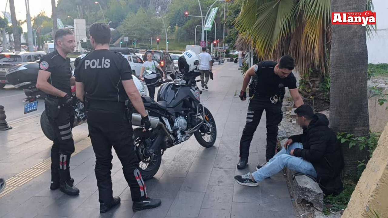 Baygın bulundu, polisleri görünce elini öptü