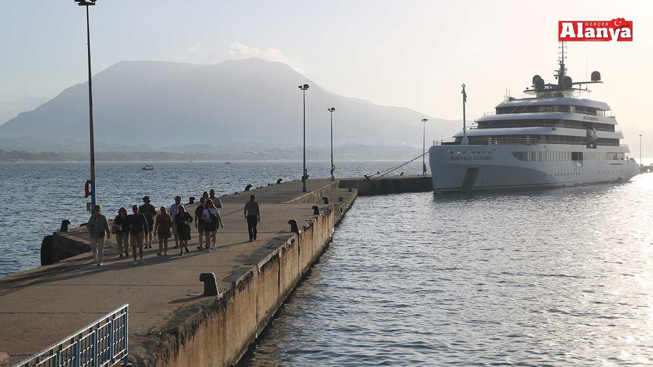 ABD’li turistler lüks gemiyle Alanya’ya geldi