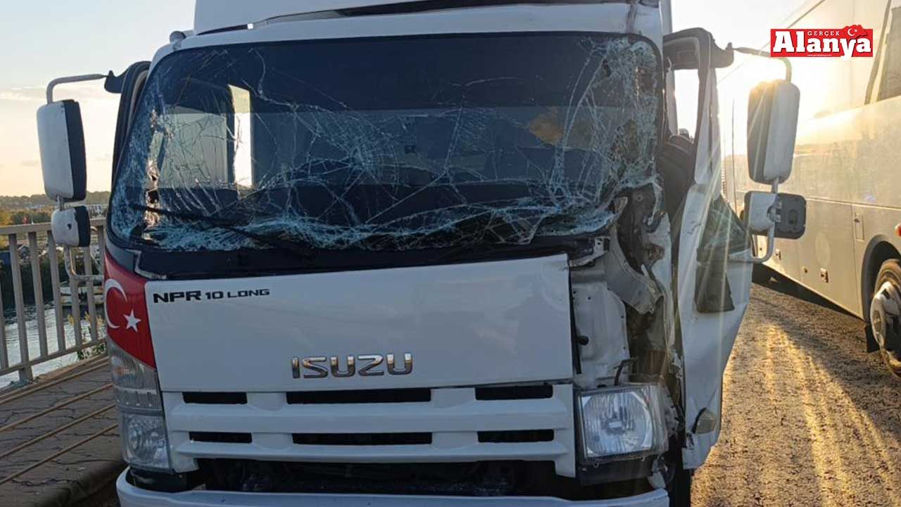 Alanya yolunda kamyon ile TIR çarpıştı