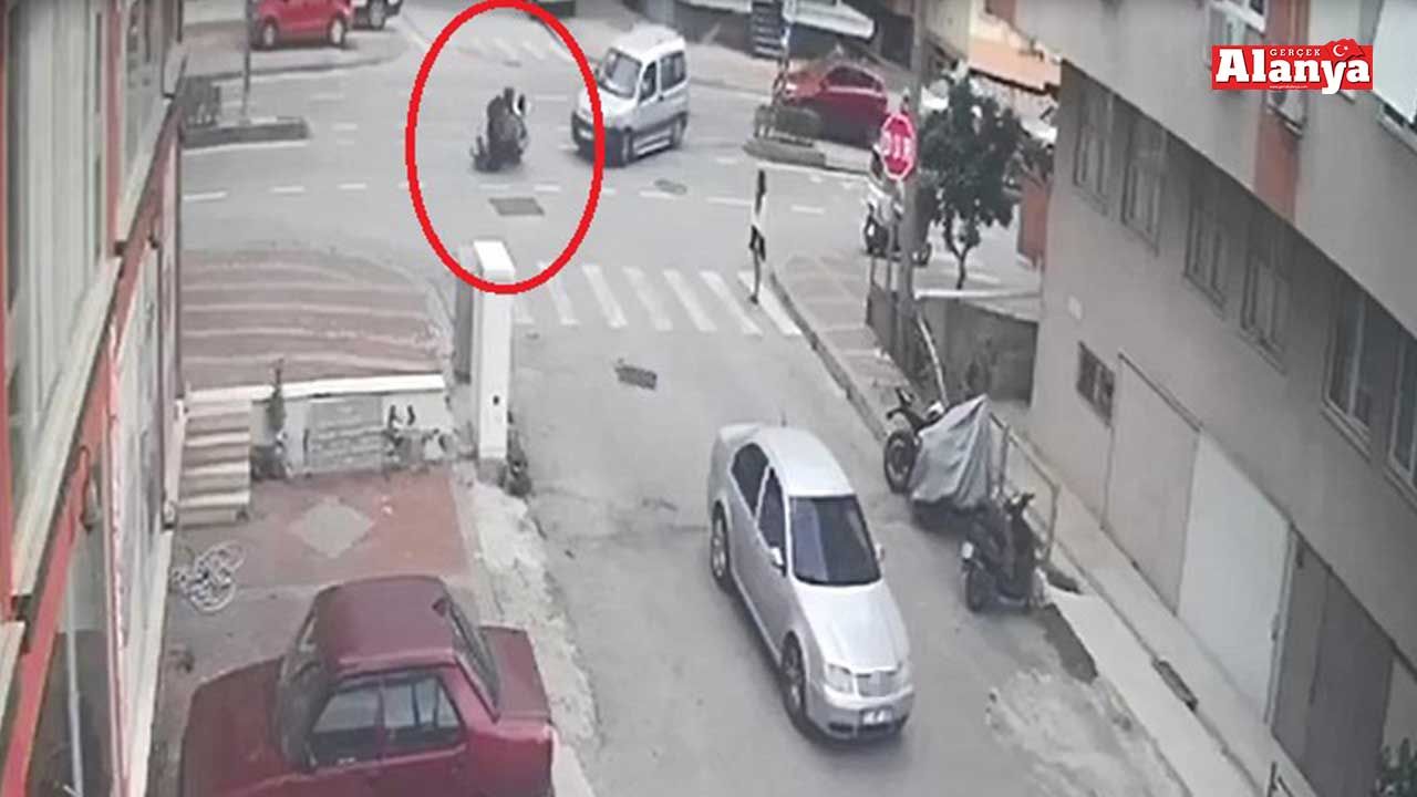 Motosiklet hafif ticari araca çarpmamak için devrildi: 2 yaralı