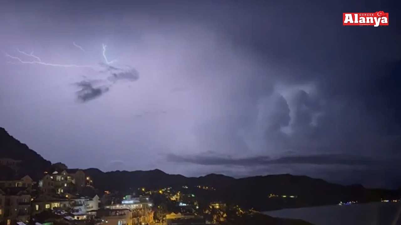 Şimşekler geceyi gündüze çevirdi: Muhteşem doğa olayı kameraya yansıdı