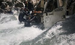 Alanya'da devrilen kamyondaki 1 kişi Alara Çayının sularına kapılarak kayboldu
