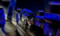 Alanya yolunda tur minibüsü kamyonete çarptı: 4’ü turist 11 yaralı