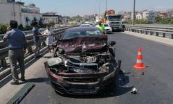 Alanya yolunda kamyonetin üzerindeki tabela, otomobilin üzerine düştü