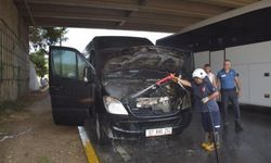 Alanya yolunda turistleri taşıyan minibüs alev aldı