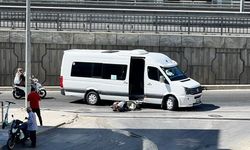 Alanya’da servis aracı ile motosiklet çarpıştı | VİDEO HABER