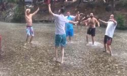 Aniden başlayan yağmuru görünce müzik eşliğinde oynadılar