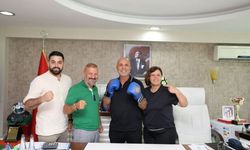 Çavuşoğlu’na Muay Thai hediyesi