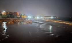 Alanya'da dalgalar plajı göle çevirdi | İşletmeci şoke oldu!