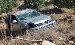 Alanya’da araç şarampole devrildi