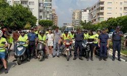Alanya’da motosiklet sürücülerine reflektif yelek dağıtıldı
