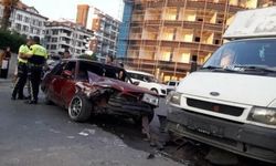 Alanya’da otomobil ile minibüs çarpıştı: 2 yaralı