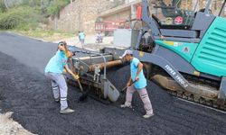Mahalle halkının 40 yıldır yenilenmesini beklediği yol asfaltlanıyor