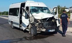Tur minibüsü ile kamyonet çarpıştı: 2 yaralı