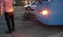 Tur otobüsü motosiklete çarptı: 1 ölü