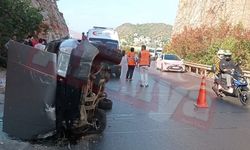 Alanya'da 6 kişinin bulunduğu araç kayalık alana çarptı | VİDEO HABER