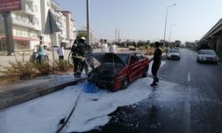 Alanya yolunda hareket halindeki otomobil yandı