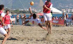 Alanya’da düzenlenen plaj futbolunda çeyrek finalistler belli oldu