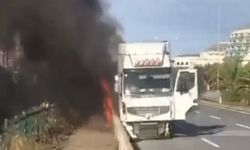Alanya’da bariyerlere çarpan TIR alev aldı | VİDEO HABER