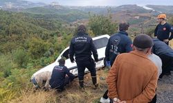 Alanya’da hafif ticari araç şarampole devrildi
