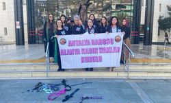Alanya’da kadın avukatlar erkek şiddetini kravat atarak protesto etti