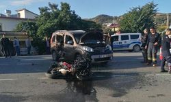 Araba ile çarpışan motosikletçi can verdi