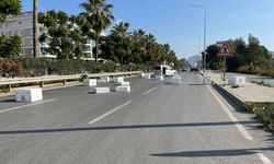 Kamyonun üzerindeki strafor köpük kutuları, bir anda yola savruldu