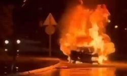 Seyir halindeki otomobil alev topuna döndü