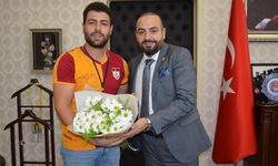 Tıp öğrencilerinden Başhekim Karahan’a çiçekli kutlama