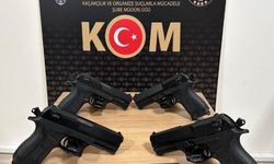 Uygulama noktasında durdurulan araçta 4 ruhsatsız tabanca bulundu