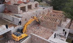 12 kaçak yapı, belediye ekiplerince yıkıldı