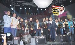 1. Alanya Yıldızlar Geçidi'nde sanatçı yağmuru