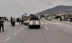 Alanya'da ters yönde ilerleyen otomobil, kamyonetle çarpıştı