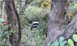 Alanya’da korkutan kaza | Otomobil uçuruma yuvarlandı: 2 yaralı | VİDEO HABER