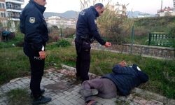 Parkta hareketsiz yatan adam polisleri harekete geçirdi