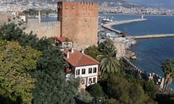 Alanya Kalesi’nin surlarıyla çevrili evleri görenleri mest ediyor | VİDEO HABER
