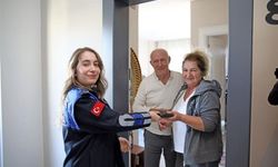 Alanya’da zabıta ekipleri buldukları cüzdanları sahiplerine teslim etti