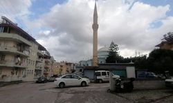 Kaza yapan otomobil iş yerine girmekten son anda kurtuldu