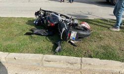 Motosiklet sürücüsü savrularak karşı şeride düştü